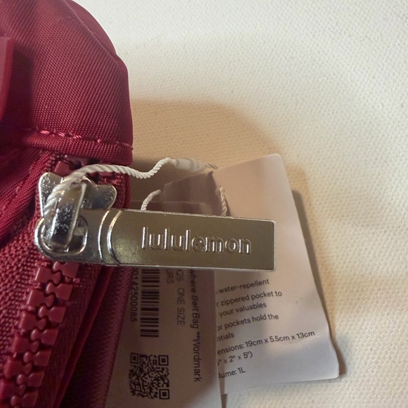 NWT LULULEMON MAROON EVERYWHERE BELT BAG 3D LARGE LOGO LIMITED EDITION 1L - Picture 4 of 7